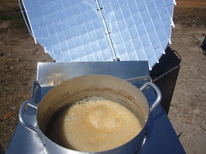 boiling palm sugar on solar stove